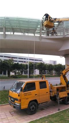 高空作業(yè)解決方案專家 花都譽(yù)恒機(jī)械提供外墻玻璃清洗及吸污服務(wù)
